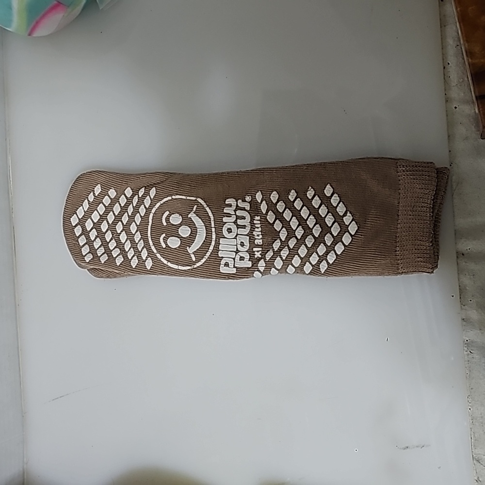 NWOT Pillow Paws socks Size Adult Xl